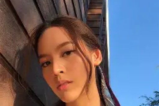 网红推“拇指拉伸”课：伸进嘴里按压上腭变超模脸妈妈们花钱给婴儿练被曝剽窃AI生成